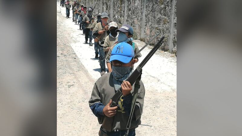 ‘Niños comunitarios’ toman armas en Guerrero y exigen detener delincuencia