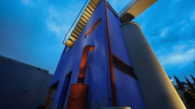 'La luz que habita' es una nueva piea lumínica que se expone durante las noches en el Museo Casa Estudio Diego Rivera y Frida Kahlo. (Foto: Cortesía Secretaría de Cultura)
