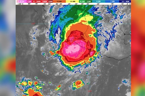 ‘Rick’ llega a México: se degrada a huracán categoría 1