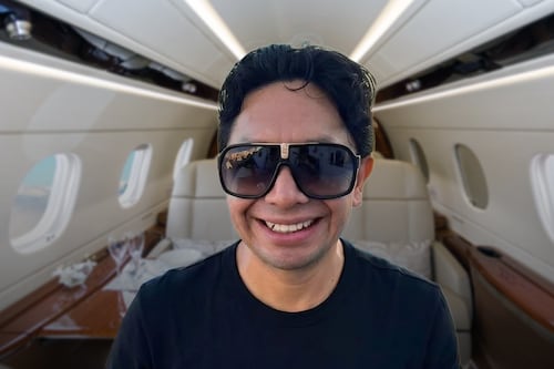 Eliazar Mas, regidor de Morena en Tulum, presume viaje en jet privado y desata polémica por ‘lujos’