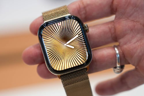 Lleva la IA en tu muñeca: Apple da ‘asistente inteligente’ a sus relojes para rebobinar conversaciones