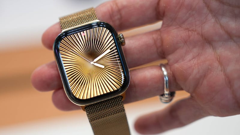 Lleva la IA en tu muñeca: Apple da ‘asistente inteligente’ a sus relojes para rebobinar conversaciones