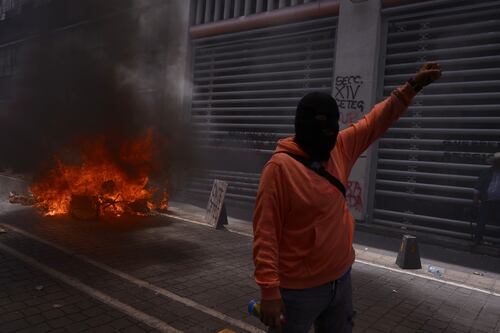 (VIDEO) Paro de la CNTE se ‘prende’: Maestros de Guerrero incendian edificio del SNTE durante protestas