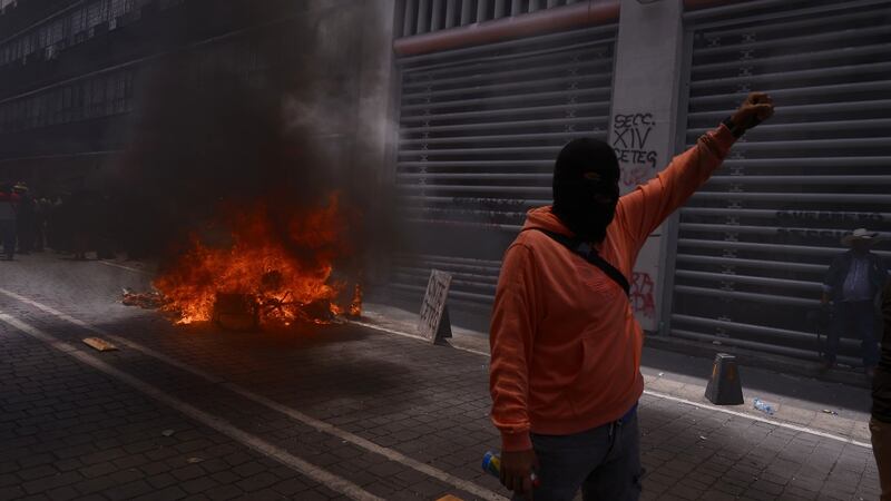 (VIDEO) Paro de la CNTE se ‘prende’: Maestros de Guerrero incendian edificio del SNTE durante protestas