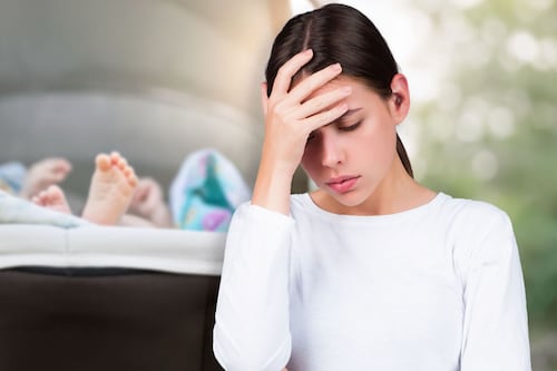 ¿Qué es la psicosis posparto, trastorno que puede afectar la percepción de la realidad de una madre?