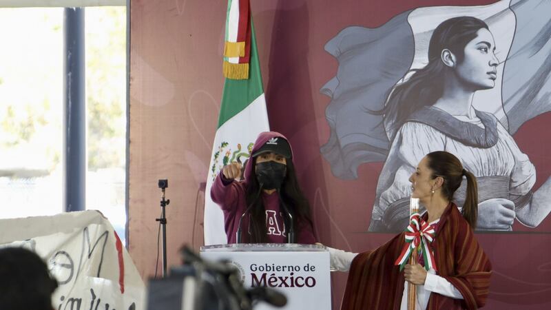 María Elena Ríos irrumpe en conferencia de Sheinbaum: ‘Ganó el gobernador de Oaxaca, no tenemos justicia’