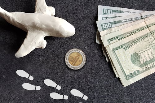 El dólar 'vuela' a los 19.85 pesos en bancos