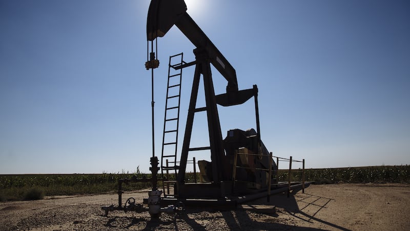 Mayor tensión entre EU e Irán eleva crudo a 100 dólares