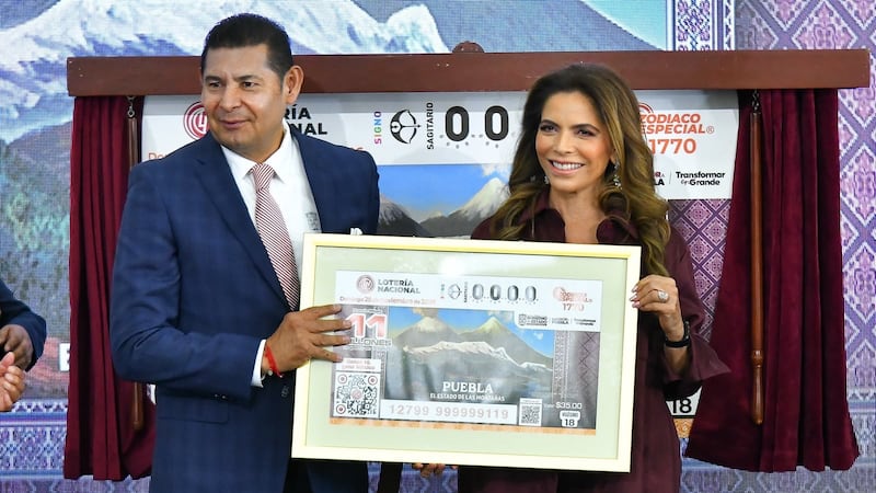 Alejandro Armenta y la titular de la Lotería develan billete inspirado en Puebla y sus montañas