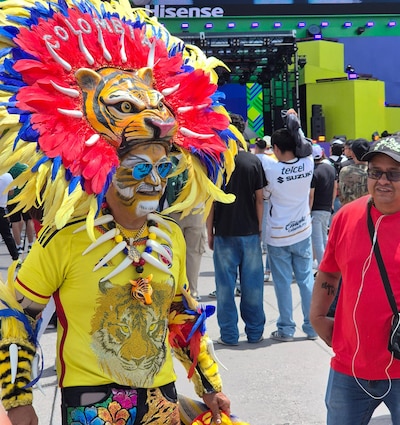 Dentro del Fan Fest del Zócalo encuentras personas de diferentes países unidas por el futbol. (Foto: Ricardo Díaz/El Financiero)