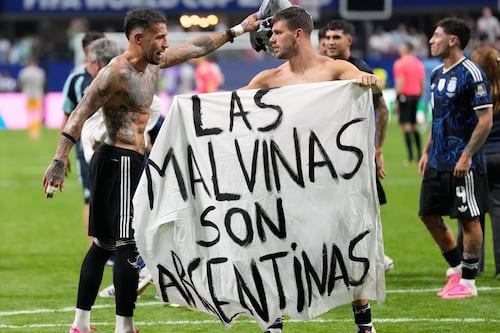 ‘¡Las Malvinas son argentinas!’: Messi celebra al lado de cartel prohibido tras ganarle a Inglaterra (FOTOS)