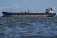 Barco se incendia con 3 mil autos a bordo en el Pacífico; salió de China y se dirigía a México