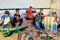 Israel reacciona por niños que vuelan cometas en Gaza, los compara con drones y amenaza con bombardeos