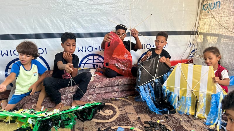 Israel reacciona por niños que vuelan cometas en Gaza, los compara con drones y amenaza con bombardeos