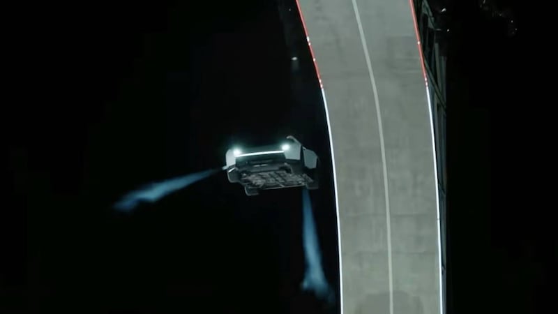 (FOTOS) ‘Los autos voladores SÍ existen’: Nuevo Tesla Roadster hace machincuepas en el aire