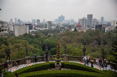 CIUDAD DE MÉXICO, 17JUNIO2025.- Pese el pronóstico de lluvias en la Ciudad, decenas de turistas nacionales e internacionales visitan el Castillo y bosque de Chapultepec que permanece abierto y con horario normal.