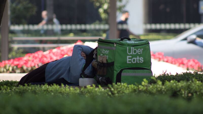 Sheinbaum regularizará a trabajadores de Uber y Didi: ¿Qué beneficios tendrán empleados de apps?