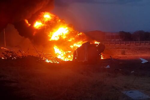 Explosión de pipa con gasolina en Michoacán deja a una mujer muerta
