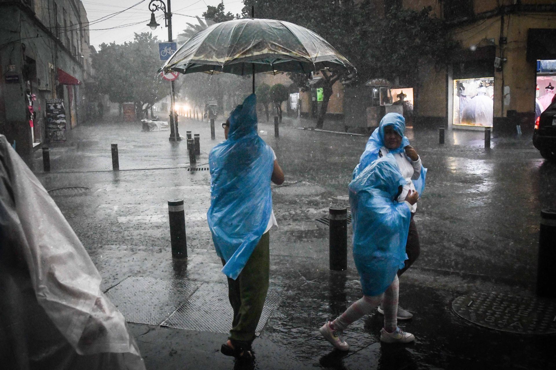 Tras inundaciones y granizada de ayer, prevén nuevas lluvias fuertes para este martes en la CDMX