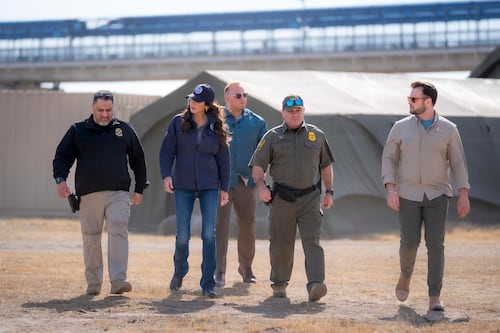 Kristi Noem visita frontera en medio de críticas a la agenda anti-migrantes y ‘presume’ logros