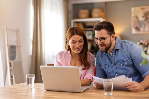 Viven juntos, gastan distinto