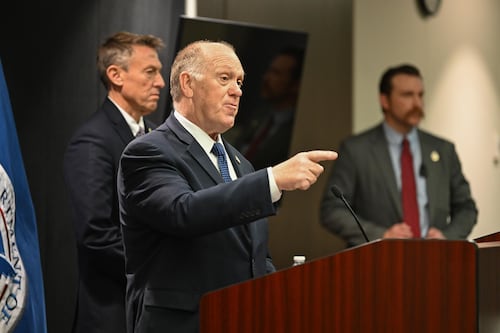 Zar fronterizo de Trump advierte ‘tolerancia cero’ si manifestantes atacan a agentes: ‘Serán arrestados’