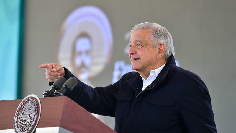 ‘Lo felicito, le mando un abrazo’: AMLO, contento con la decisión de Ebrard de quedarse en Morena