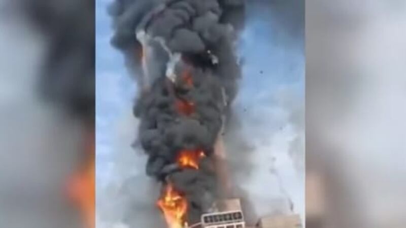 Incendio en China arrasa con rascacielos de más de 200 metros de altura