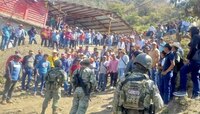 Pobladores de la Sierra de Guerrero rodean a militares; demandan seguridad y atención a obras