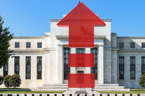 Fed sube tasas por primera vez desde 2023 y perfila otra alza