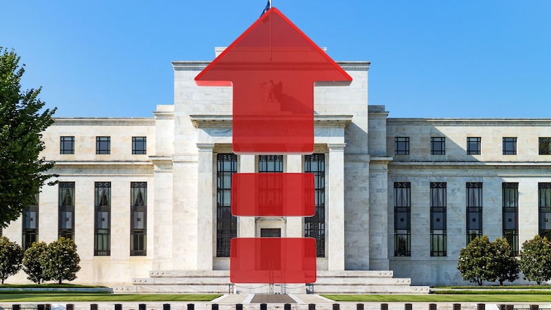 Fed sube tasas por primera vez desde 2023 y perfila otra alza