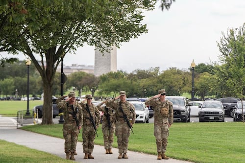 Trump ‘se compadece’: Ordena emplear ‘todos fondos disponibles’ para cubrir nómina de las tropas