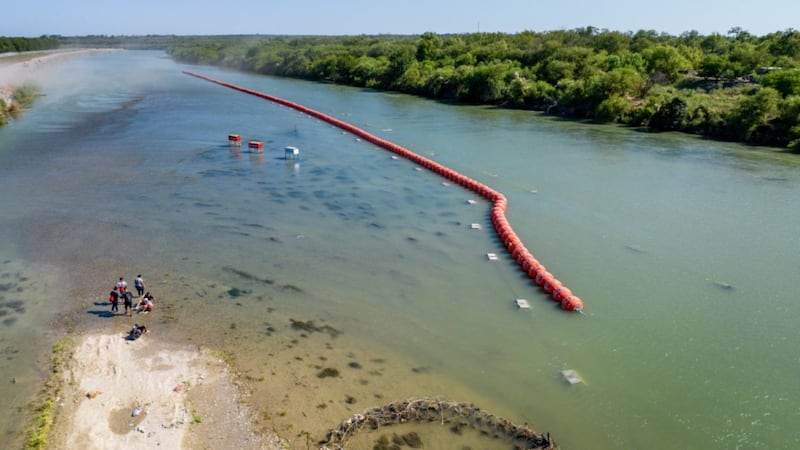 Casi 80 por ciento de las boyas antiinmigrantes de Abbott están en territorio mexicano