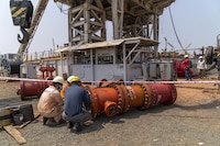 Registra petróleo la mayor alza desde 2022 por guerra Israel-Irán