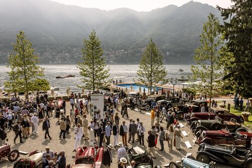 La 'sangre azul' del mundo de los autos engalana el lago Como en Italia