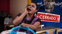 Influencer ‘Lady Tacos de canasta’ cierra su local por extorsión: ‘Mandaban a personas a cobrar’