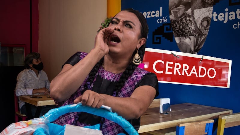 Influencer ‘Lady Tacos de canasta’ cierra su local por extorsión: ‘Mandaban a personas a cobrar’