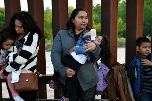 Autoridades de EU detienen a más de 100,000 migrantes en frontera con México
durante marzo