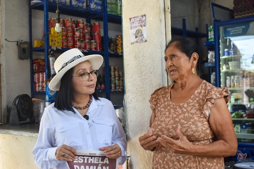 Como una guerrera de Guerrero reciben a Esthela Damián en pie de la cuesta