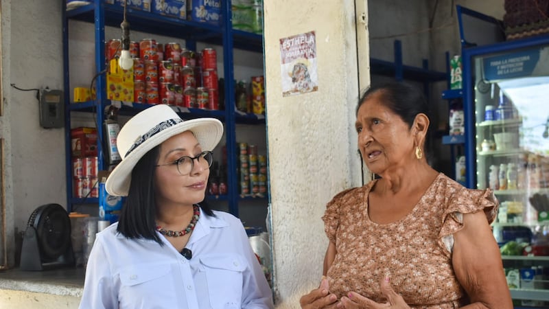 Como una guerrera de Guerrero reciben a Esthela Damián en pie de la cuesta