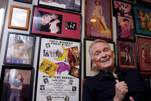 Muere Bob Mackie, ‘Sultán de las Lentejuelas’ y ‘Diseñador de las Estrellas’ que vistió a Marilyn Monroe