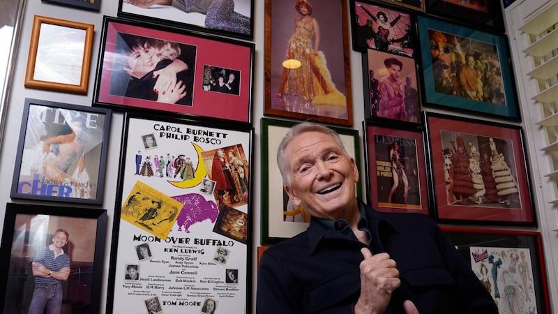 Muere Bob Mackie, ‘Sultán de las Lentejuelas’ y ‘Diseñador de las Estrellas’ que vistió a Marilyn Monroe