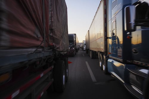 Aranceles de Trump del 25 por ciento frenan avance en la venta de camiones chinos en México