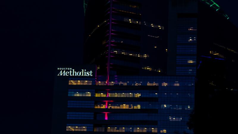 Empleados de hospital en Houston pierden trabajo por negarse a la vacuna