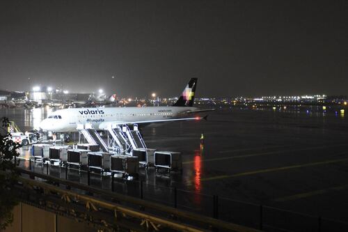 Pasajeros del AICM sufren estragos de las lluvias: suspende aeropuerto 3 horas de operaciones