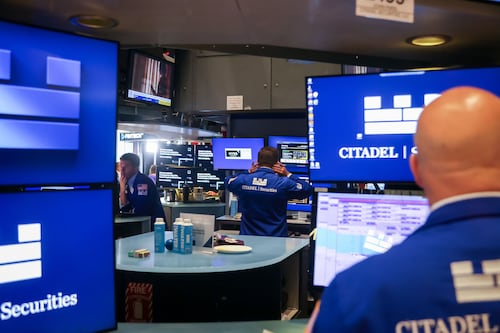 Bolsas en México cierran en negativo tras actos violentos por muerte de ‘El Mencho’; Wall Street cae