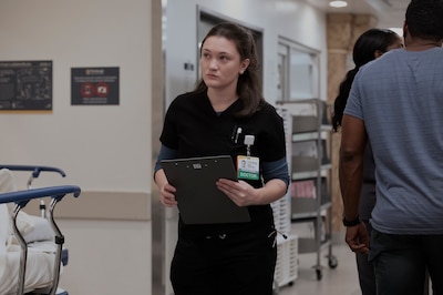 La Dra. Santos, de la serie 'The Pitt', es protagonizada por Isa Briones. (Foto: HBO/WB/Press)