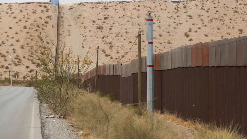 Ni alambre, ni agentes: Pintar de negro el muro para frenar migración, el ‘gran plan’ de Trump