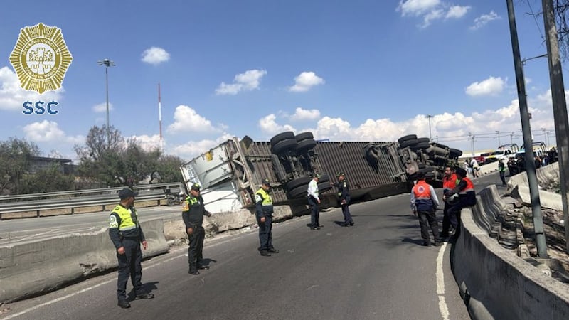 Tráiler vuelca en puente de La Concordia, en Iztapalapa