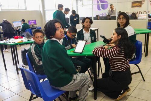 La y el docente dice presente